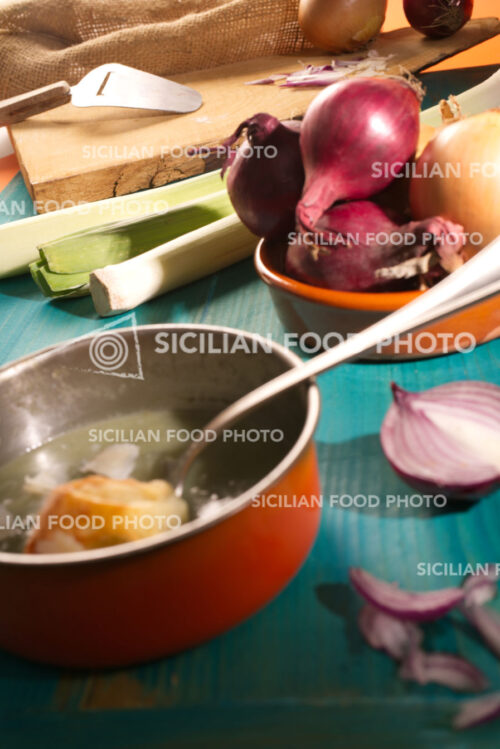 zuppa con varietà di cipolle
